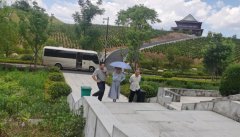 <b>不畏酷暑，，，，，旅行指导促提升</b>