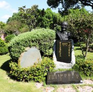 黎焕颐纪念碑：诗魂永驻，，，岁月铭刻